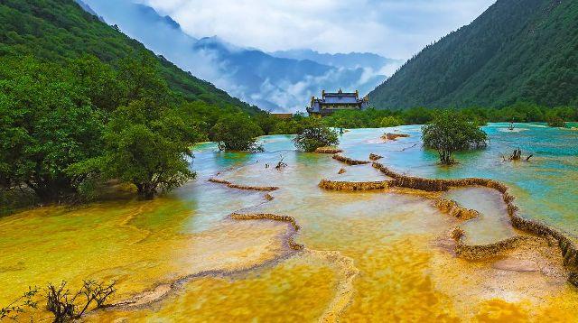 逃离废弃的卡车场